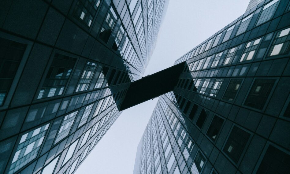 Un paso único en forma de «z» entre dos edificios